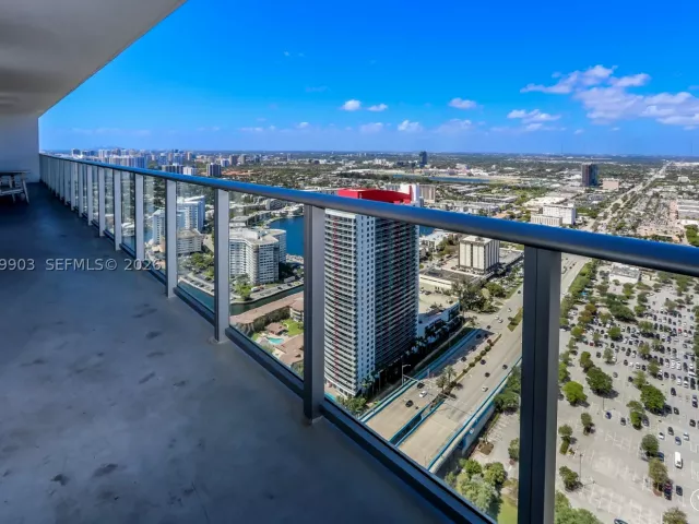 3-bedroom condo for rent in Hollywood - 4010 S Ocean Dr T4004 - MondialRealty