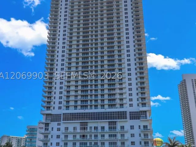 3-bedroom condo for rent in Hollywood - 4010 S Ocean Dr T4004 - MondialRealty