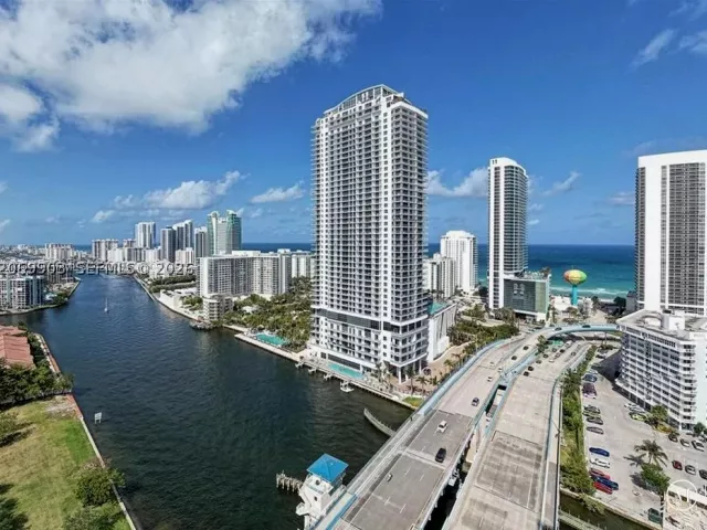 3-bedroom condo for rent in Hollywood - 4010 S Ocean Dr T4004 - MondialRealty