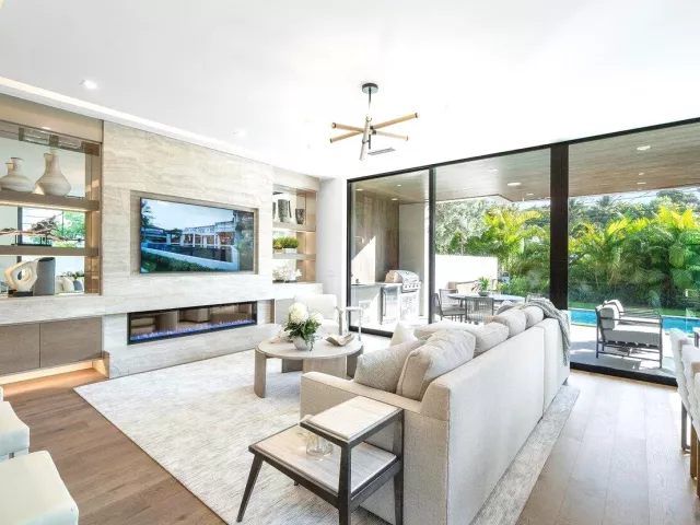 4-bedroom home for sale in Boca Raton - 130 NE Wavecrest Way - MondialRealty