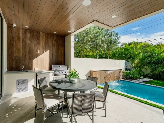 4-bedroom home for sale in Boca Raton - 130 NE Wavecrest Way - MondialRealty