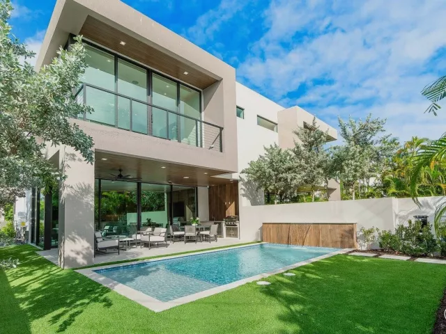 4-bedroom home for sale in Boca Raton - 130 NE Wavecrest Way - MondialRealty