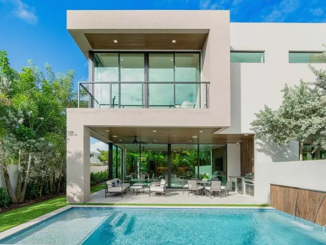 4-bedroom home for sale in Boca Raton - 130 NE Wavecrest Way - MondialRealty