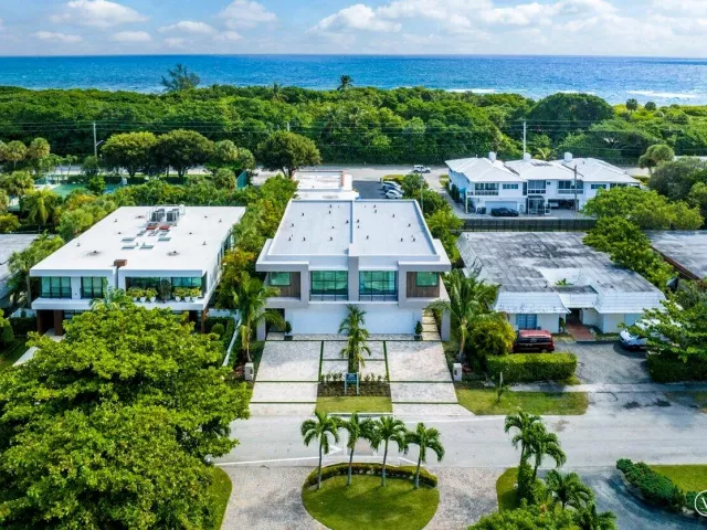 4-bedroom home for sale in Boca Raton - 130 NE Wavecrest Way - MondialRealty