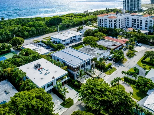 4-bedroom home for sale in Boca Raton - 130 NE Wavecrest Way - MondialRealty
