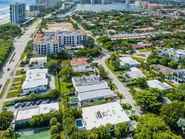 4-bedroom home for sale in Boca Raton - 130 NE Wavecrest Way - MondialRealty