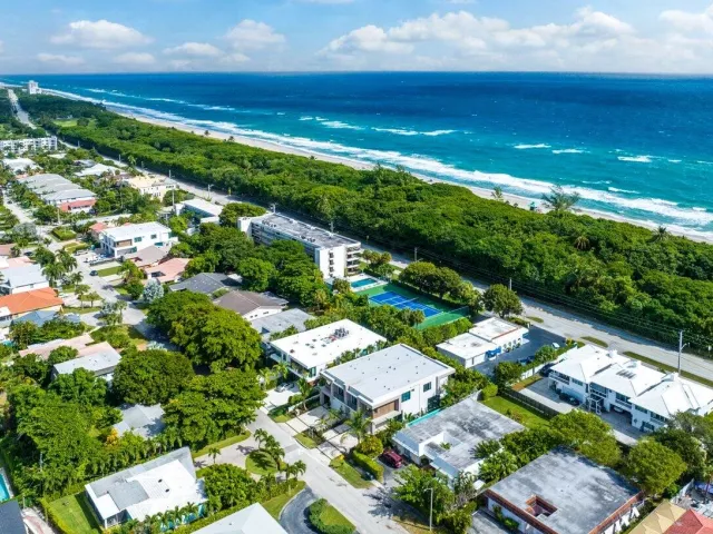 4-bedroom home for sale in Boca Raton - 130 NE Wavecrest Way - MondialRealty