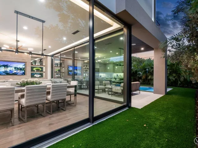 4-bedroom home for sale in Boca Raton - 130 NE Wavecrest Way - MondialRealty