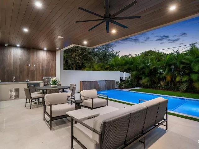 4-bedroom home for sale in Boca Raton - 130 NE Wavecrest Way - MondialRealty