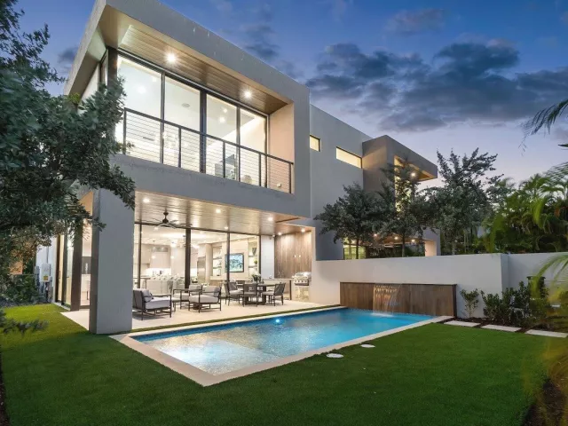 4-bedroom home for sale in Boca Raton - 130 NE Wavecrest Way - MondialRealty