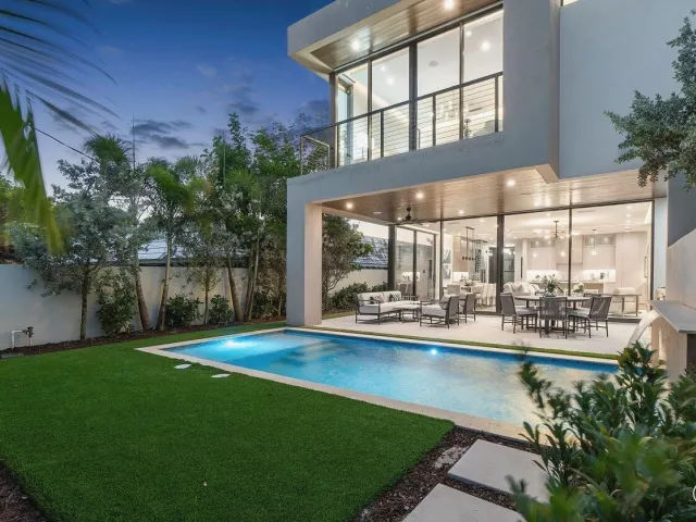 4-bedroom home for sale in Boca Raton - 130 NE Wavecrest Way - MondialRealty