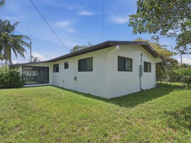 4-bedroom home for rent in Miami - 21341 NE 25th Court - MondialRealty