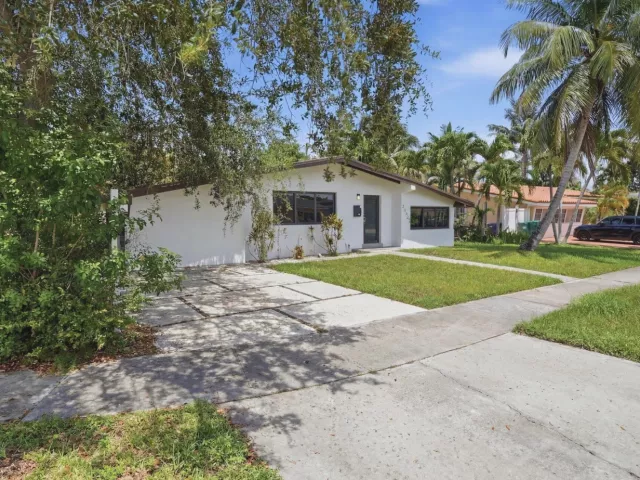 4-bedroom home for rent in Miami - 21341 NE 25th Court - MondialRealty