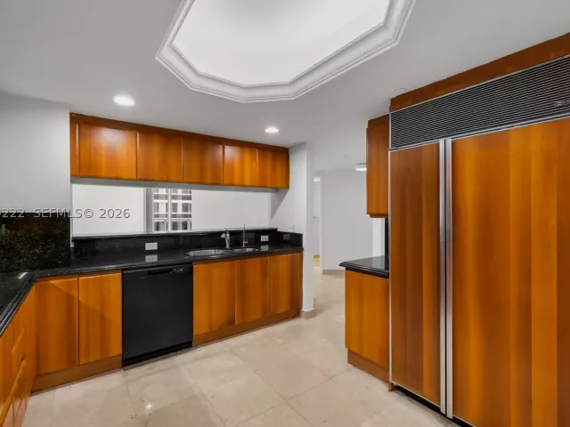 2-bedroom condo for rent in Surfside - 9559 Collins Ave S9-D - MondialRealty