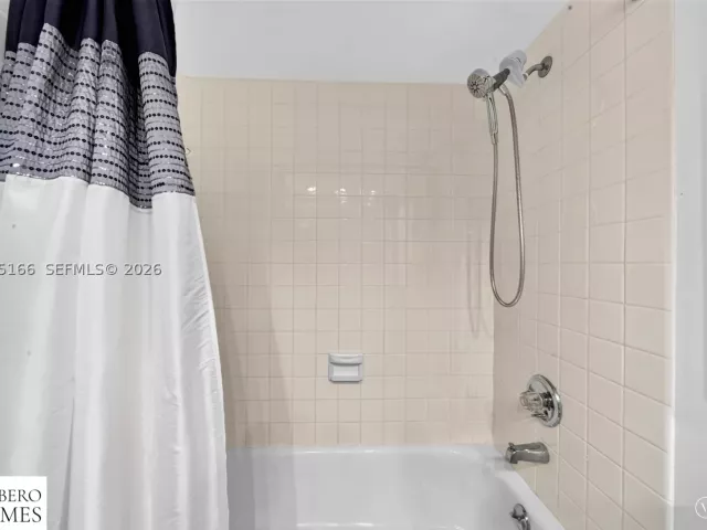 2-bedroom condo for sale in Sunny Isles Beach - 301 174th St 1216 - MondialRealty