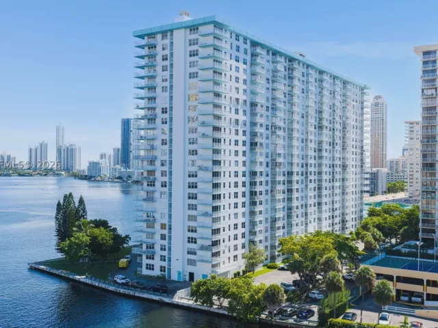 2-bedroom condo for sale in Sunny Isles Beach - 301 174th St 1216 - MondialRealty