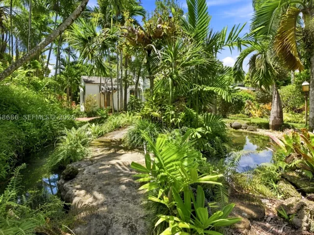 5-bedroom home for sale in Miami - 5885 SW 56th St - MondialRealty