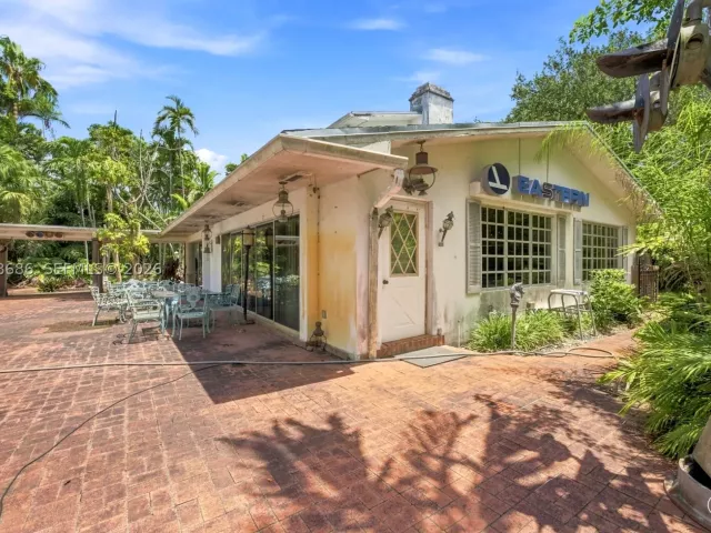 5-bedroom home for sale in Miami - 5885 SW 56th St - MondialRealty