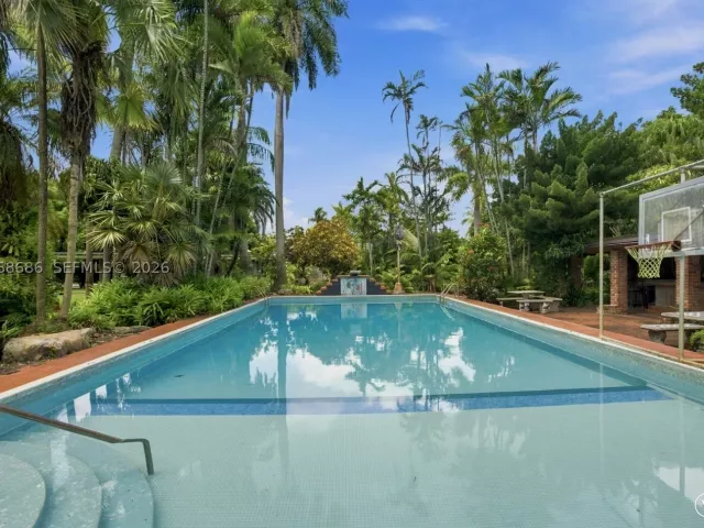 5-bedroom home for sale in Miami - 5885 SW 56th St - MondialRealty