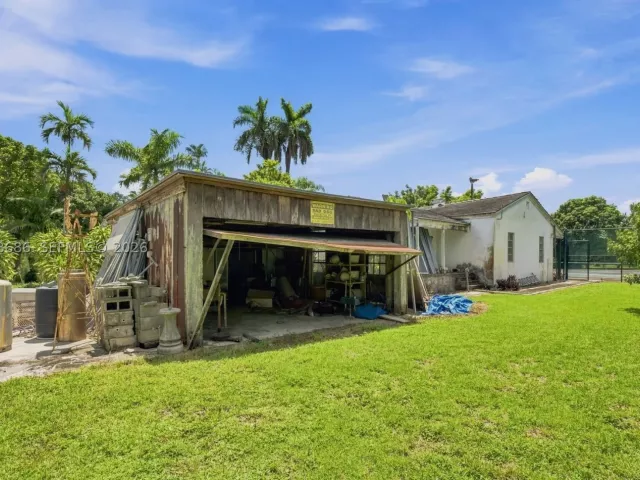 5-bedroom home for sale in Miami - 5885 SW 56th St - MondialRealty