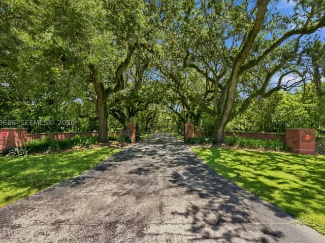 5-bedroom home for sale in Miami - 5885 SW 56th St - MondialRealty