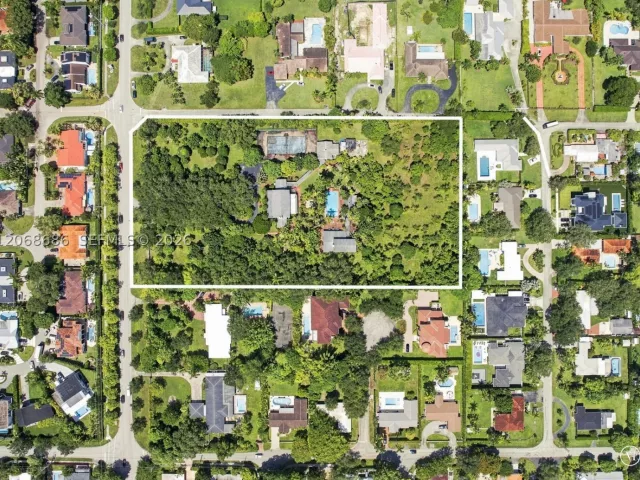 5-bedroom home for sale in Miami - 5885 SW 56th St - MondialRealty