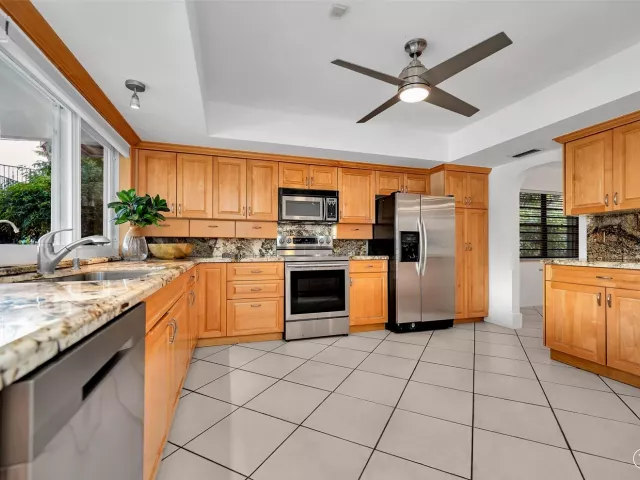3-bedroom home for rent in Fort Lauderdale - 2427 Sea Island Drive - MondialRealty