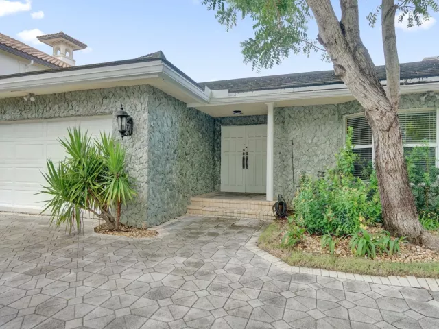 3-bedroom home for rent in Fort Lauderdale - 2427 Sea Island Drive - MondialRealty