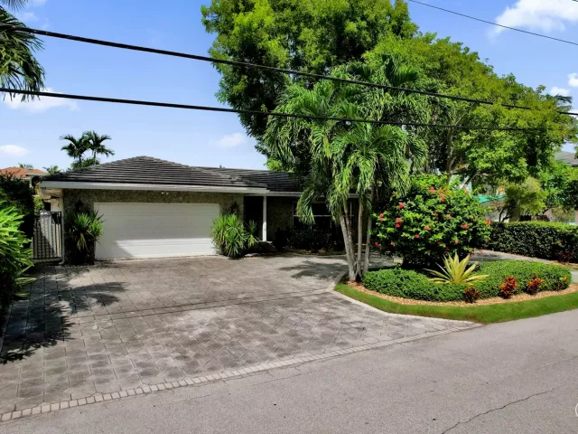 3-bedroom home for rent in Fort Lauderdale - 2427 Sea Island Drive - MondialRealty