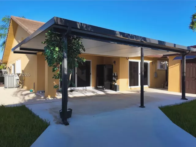 3-bedroom home for rent in Miami - 11570 SW 144th Path - MondialRealty