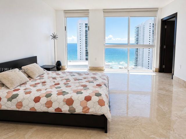 4-bedroom condo for rent in Sunny Isles Beach - 150 Sunny Isles Blvd 1-UPH1 - MondialRealty