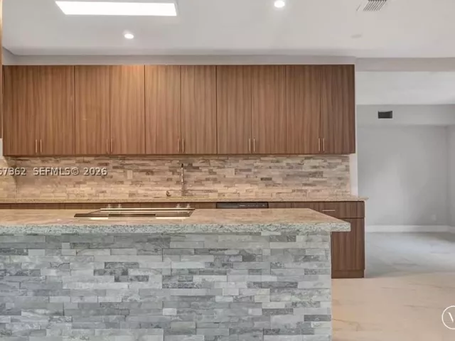 5-bedroom home for sale in Fort Lauderdale - 486 W Evanston Cir - MondialRealty