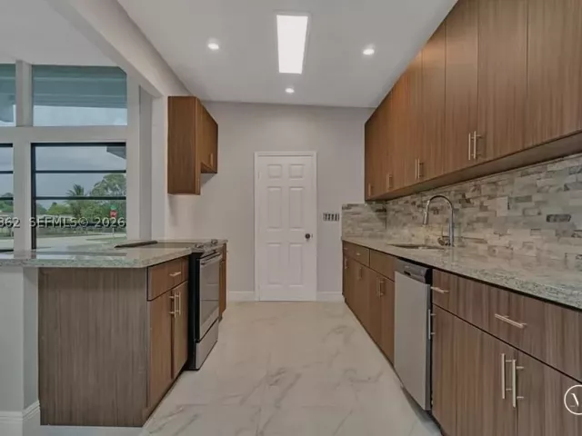 5-bedroom home for sale in Fort Lauderdale - 486 W Evanston Cir - MondialRealty