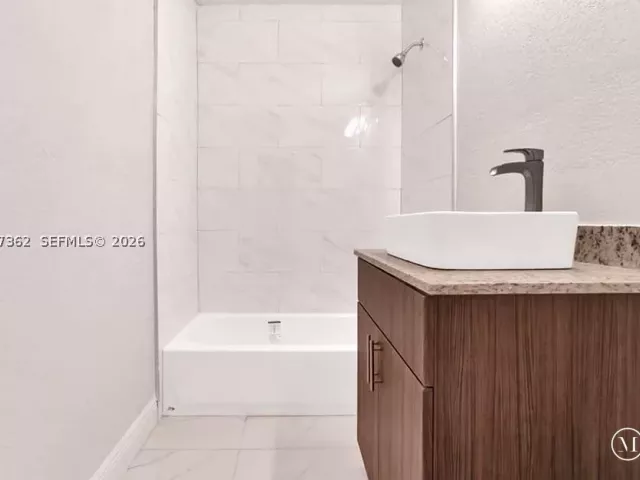 5-bedroom home for sale in Fort Lauderdale - 486 W Evanston Cir - MondialRealty