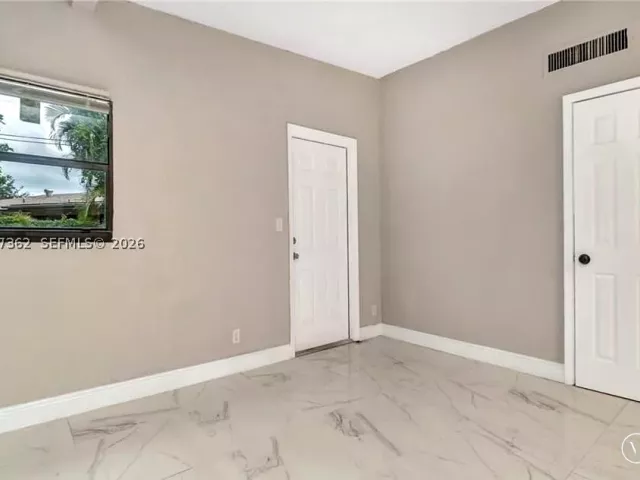 5-bedroom home for sale in Fort Lauderdale - 486 W Evanston Cir - MondialRealty