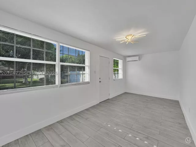 2-bedroom home for sale in Hollywood - 2446 Fillmore St - MondialRealty