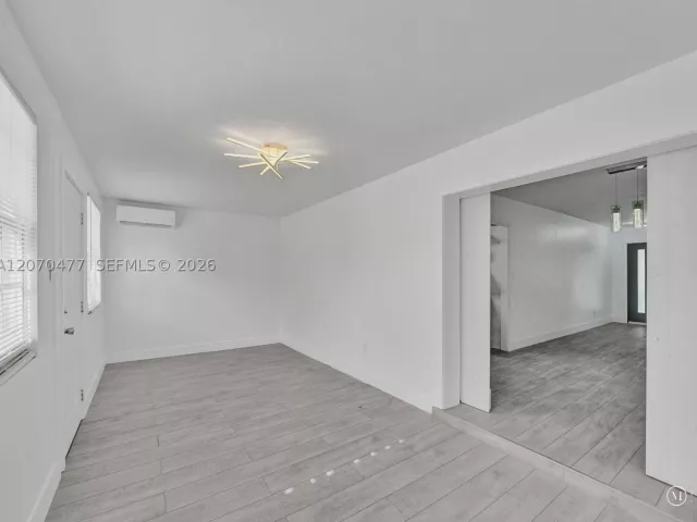 2-bedroom home for sale in Hollywood - 2446 Fillmore St - MondialRealty