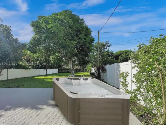 2-bedroom home for sale in Hollywood - 2446 Fillmore St - MondialRealty
