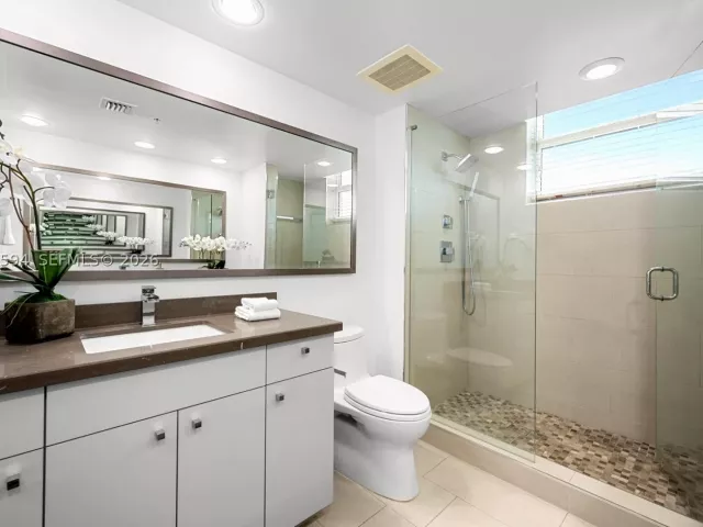 3-bedroom condo for sale in Fort Lauderdale - 347 N New River Dr E 2709 - MondialRealty