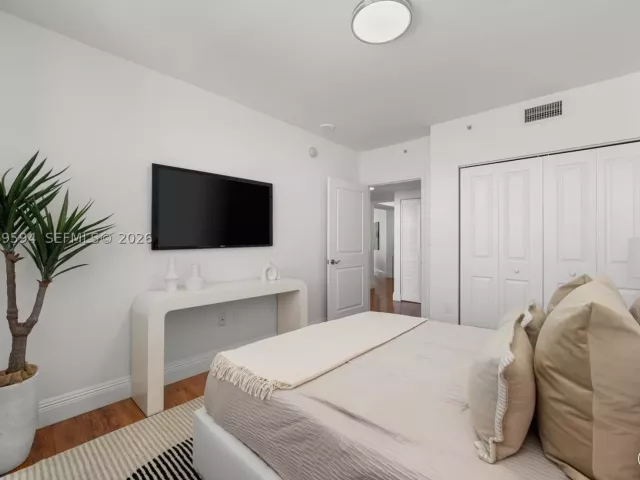 3-bedroom condo for sale in Fort Lauderdale - 347 N New River Dr E 2709 - MondialRealty
