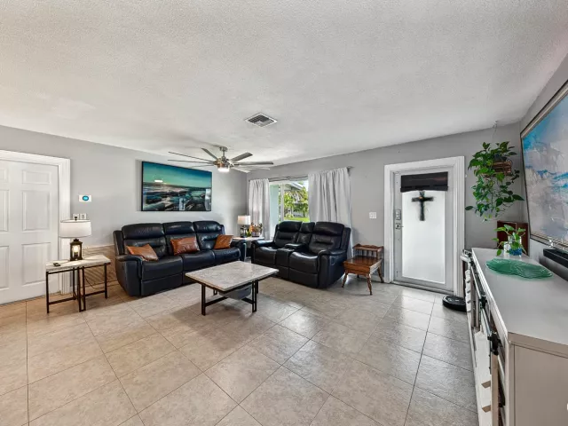 3-bedroom home for sale in Deerfield Beach - 1419 SE 1ST Way - MondialRealty