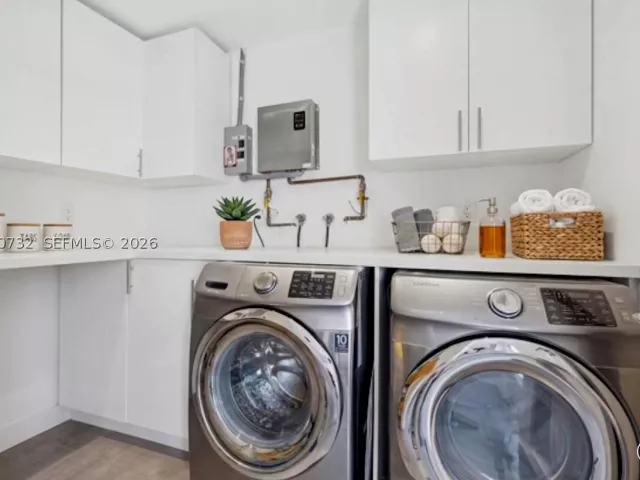 3-bedroom home for sale in Miami - 2558 NE 206th Ter - MondialRealty
