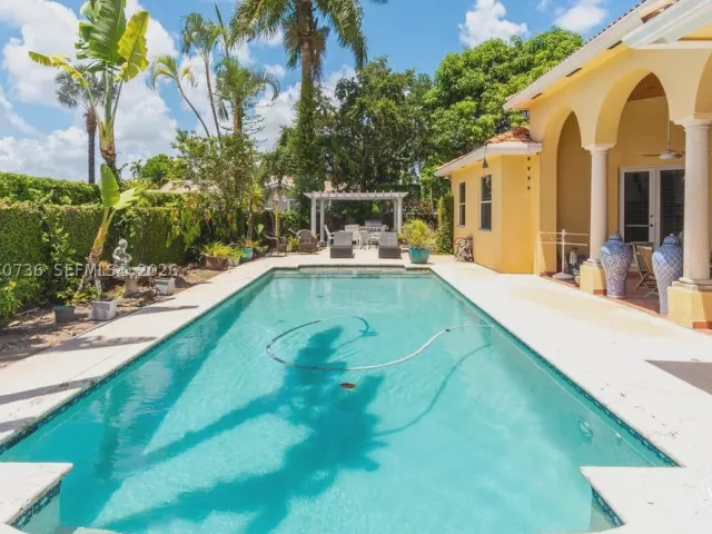 5-bedroom home for sale in Miami - 2610 SW 112th Ct - MondialRealty