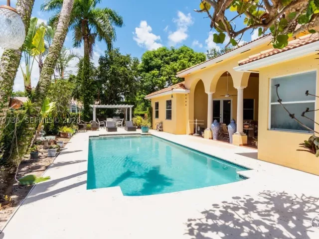 5-bedroom home for sale in Miami - 2610 SW 112th Ct - MondialRealty