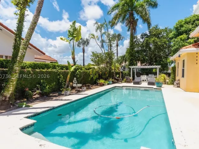 5-bedroom home for sale in Miami - 2610 SW 112th Ct - MondialRealty