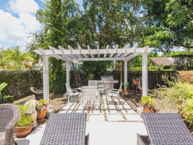 5-bedroom home for sale in Miami - 2610 SW 112th Ct - MondialRealty