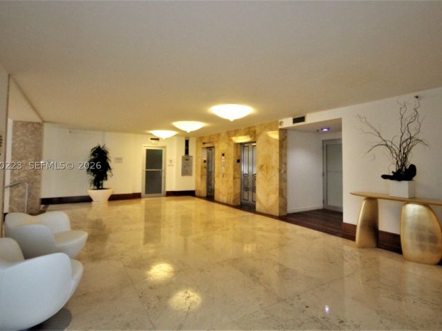 1-bedroom condo for rent in Miami Beach - 5151 Collins Ave 427 - MondialRealty