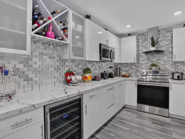 5-bedroom home for sale in Miami - 10660 SW 164th St - MondialRealty