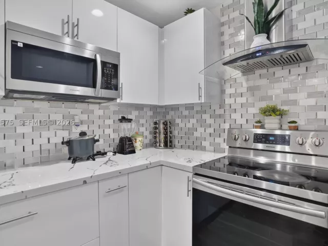 5-bedroom home for sale in Miami - 10660 SW 164th St - MondialRealty