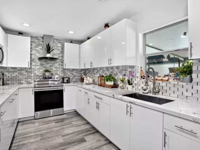5-bedroom home for sale in Miami - 10660 SW 164th St - MondialRealty